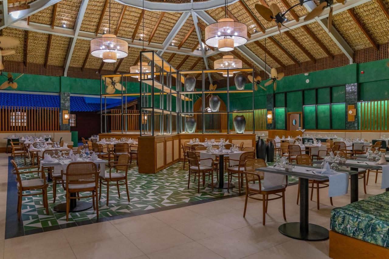 カリブ クラブ プリンセス ビーチ リゾート アンド スパ オール インクルーシブ プンタ・カナ エクステリア 写真 The interior of the restaurant