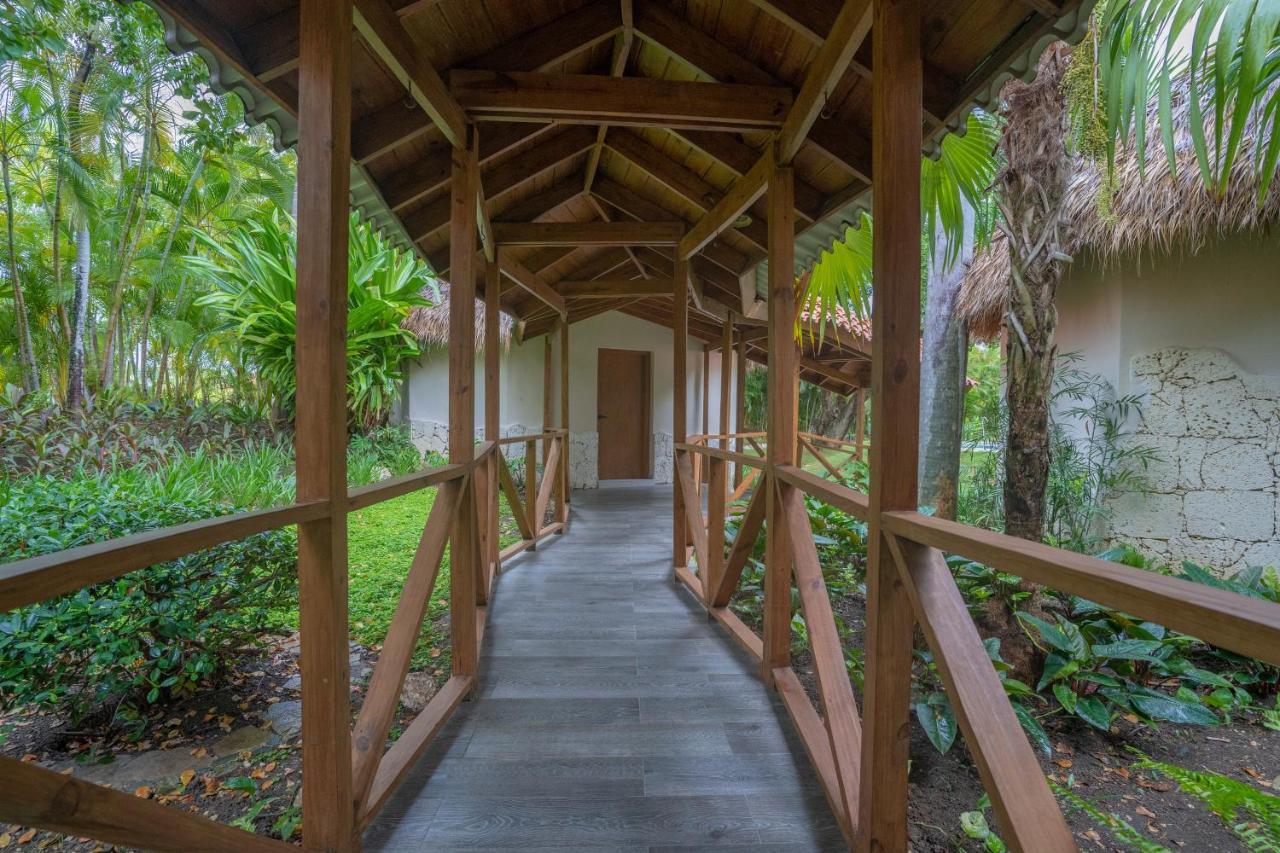 カリブ クラブ プリンセス ビーチ リゾート アンド スパ オール インクルーシブ プンタ・カナ エクステリア 写真 A walkway at the resort