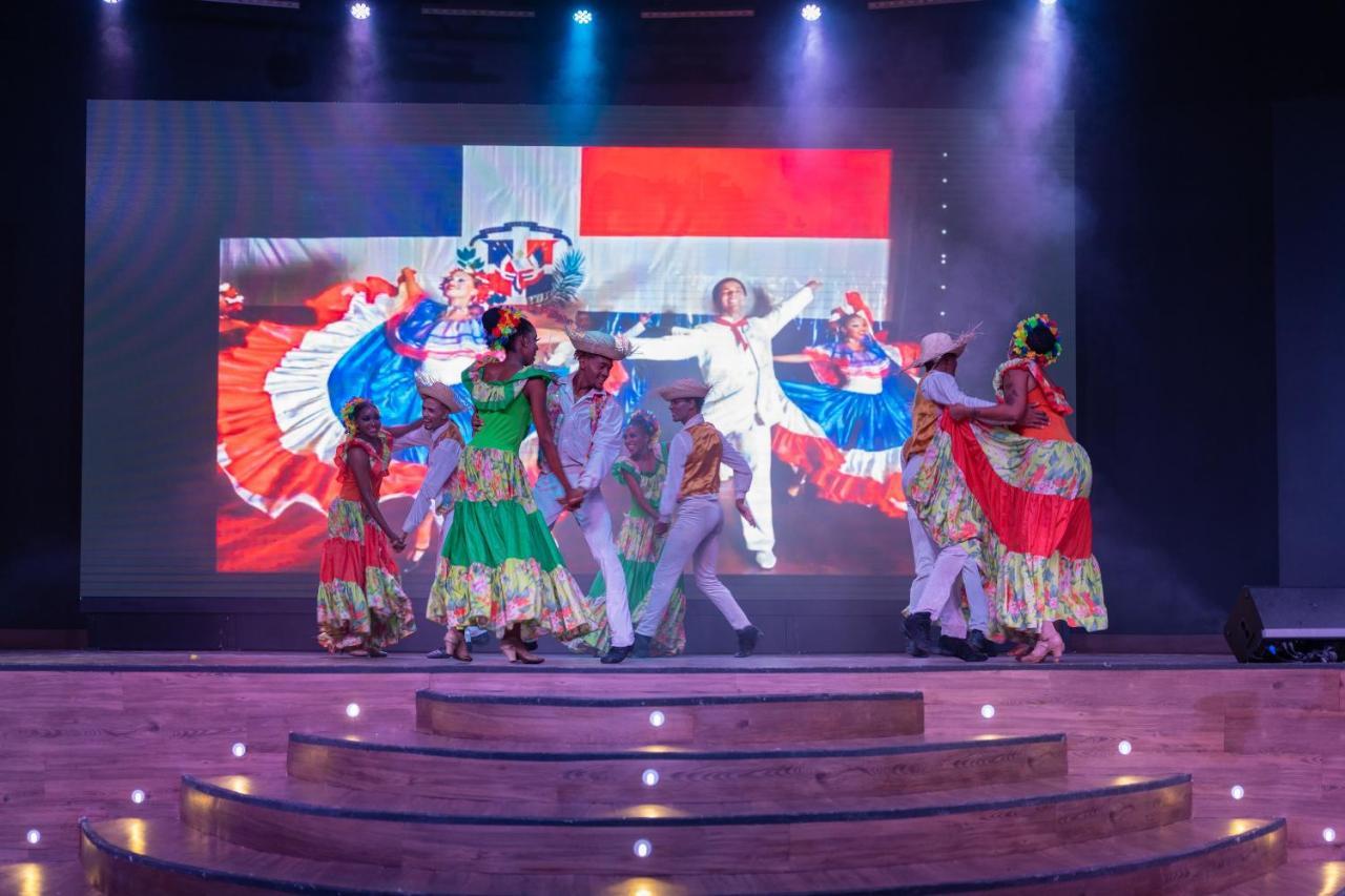 カリブ クラブ プリンセス ビーチ リゾート アンド スパ オール インクルーシブ プンタ・カナ エクステリア 写真 Dancers from the Dominican Republic