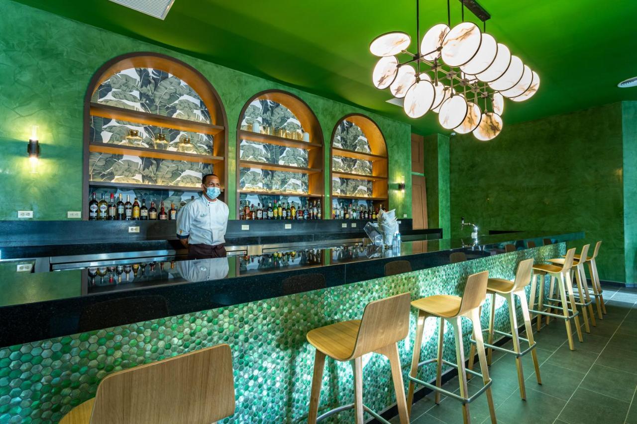 カリブ クラブ プリンセス ビーチ リゾート アンド スパ オール インクルーシブ プンタ・カナ エクステリア 写真 The bar at the restaurant