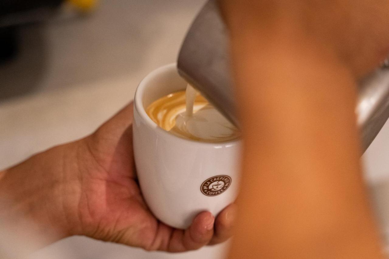 カリブ クラブ プリンセス ビーチ リゾート アンド スパ オール インクルーシブ プンタ・カナ エクステリア 写真 A barista prepares a coffee drink.