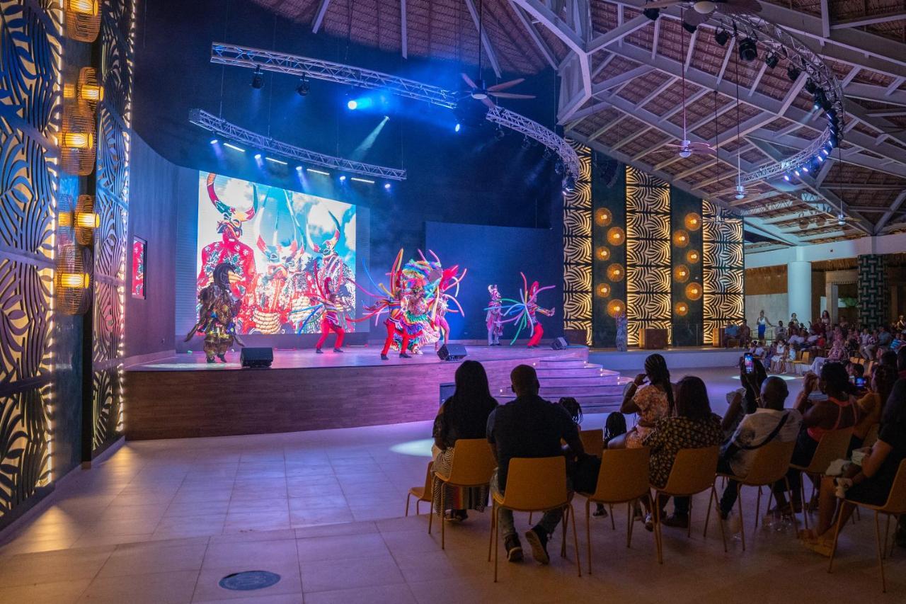 カリブ クラブ プリンセス ビーチ リゾート アンド スパ オール インクルーシブ プンタ・カナ エクステリア 写真 The stage at the resort's main lobby