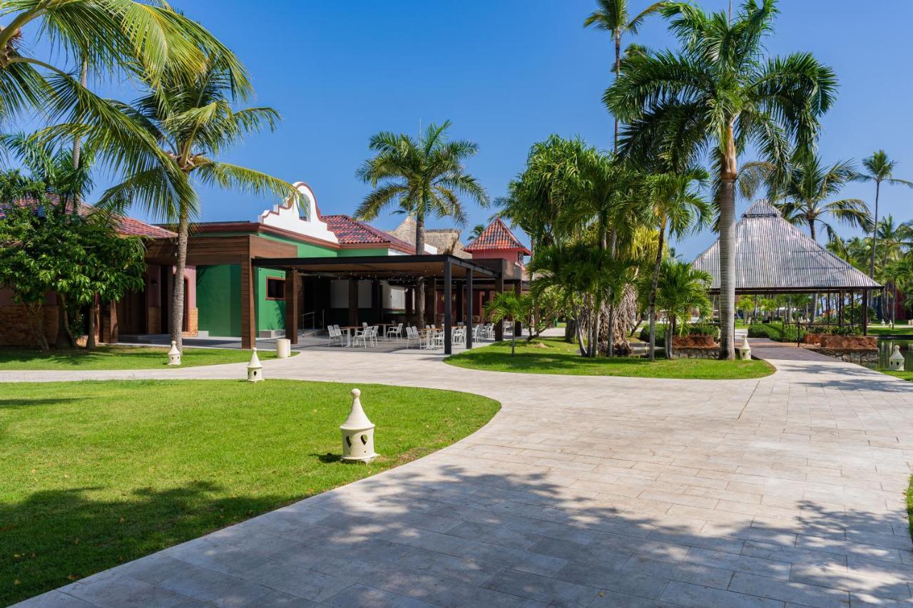カリブ クラブ プリンセス ビーチ リゾート アンド スパ オール インクルーシブ プンタ・カナ エクステリア 写真 The resort's grounds
