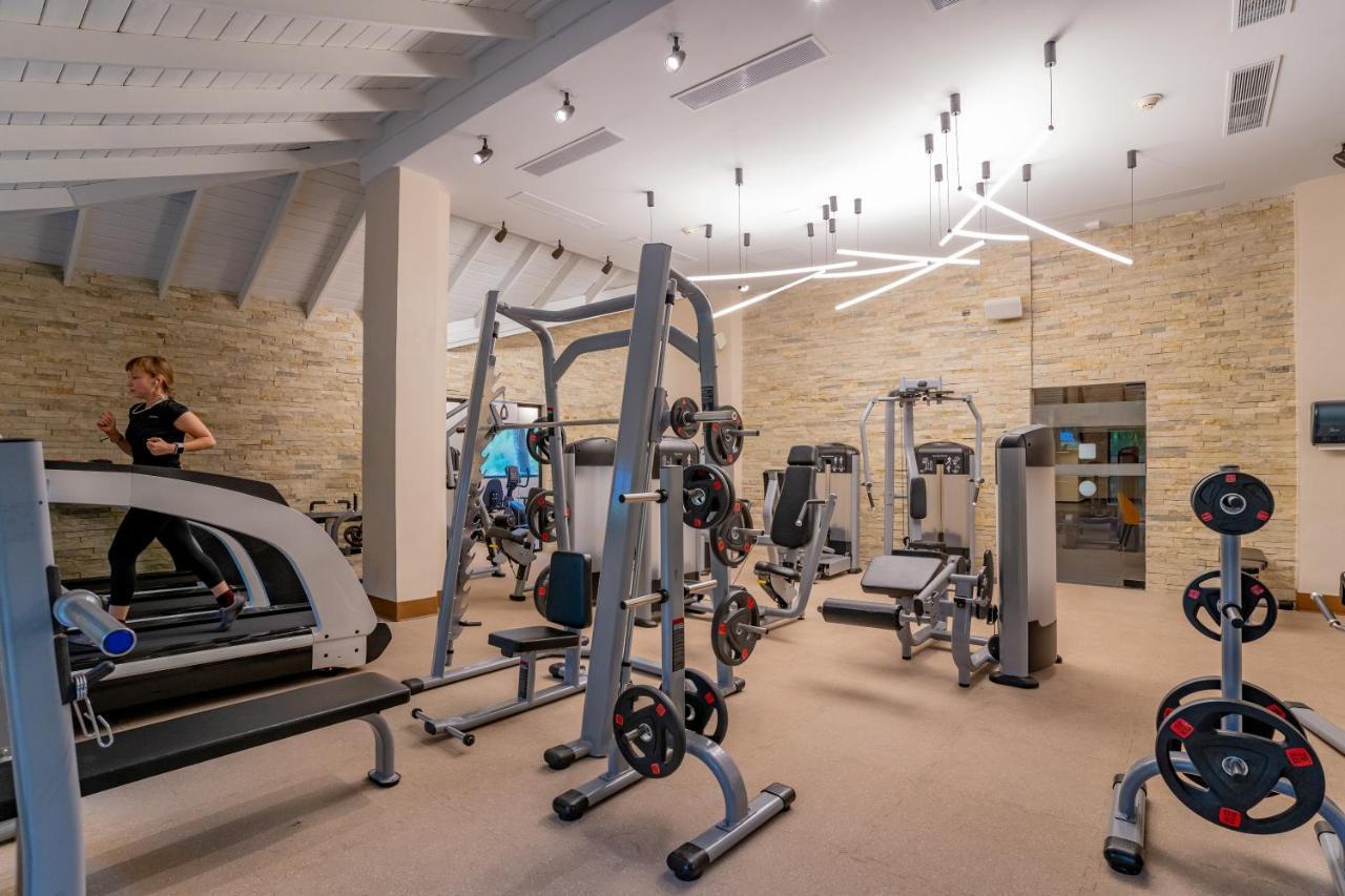 カリブ クラブ プリンセス ビーチ リゾート アンド スパ オール インクルーシブ プンタ・カナ エクステリア 写真 The gym at the hotel
