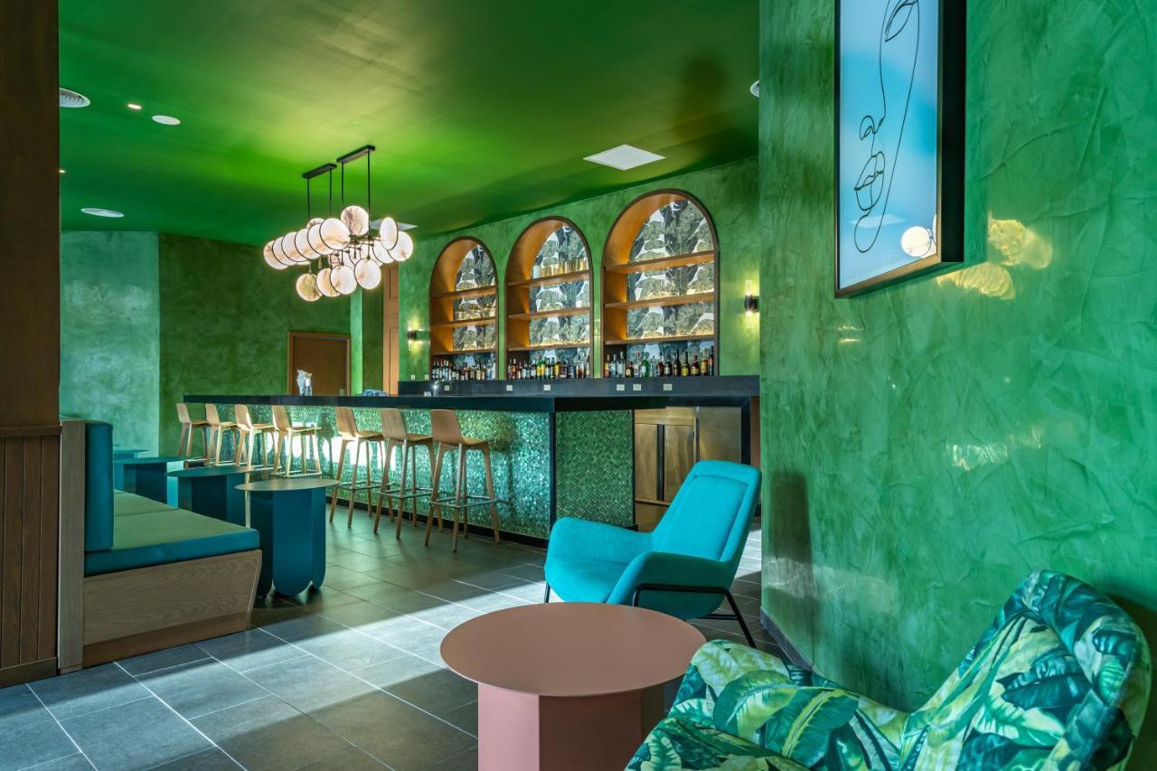 カリブ クラブ プリンセス ビーチ リゾート アンド スパ オール インクルーシブ プンタ・カナ エクステリア 写真 The bar at the hotel