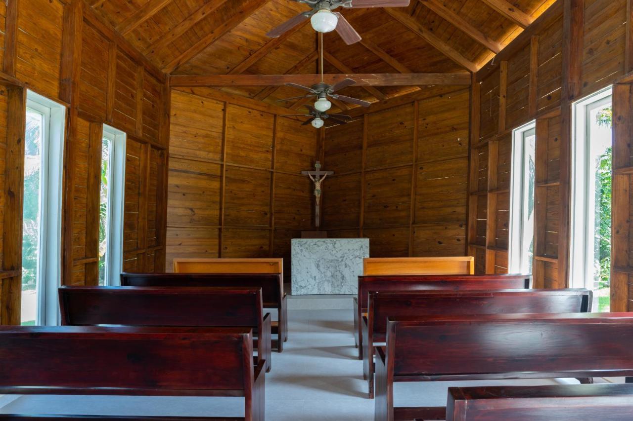 カリブ クラブ プリンセス ビーチ リゾート アンド スパ オール インクルーシブ プンタ・カナ エクステリア 写真 Interior of the chapel