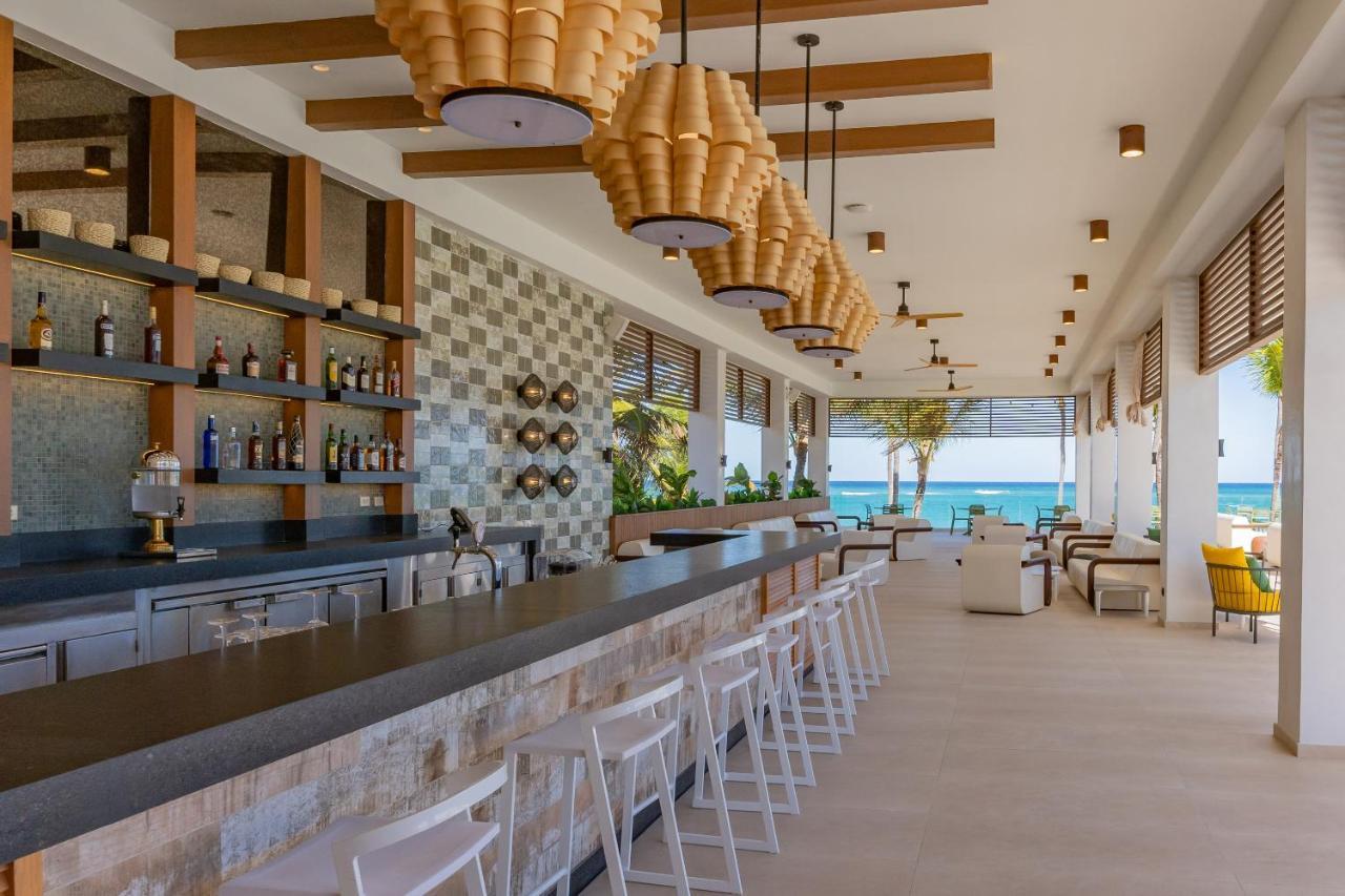 カリブ クラブ プリンセス ビーチ リゾート アンド スパ オール インクルーシブ プンタ・カナ エクステリア 写真 The bar at the rooftop lounge