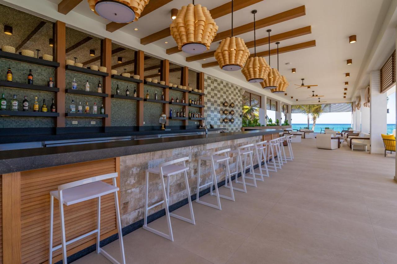 カリブ クラブ プリンセス ビーチ リゾート アンド スパ オール インクルーシブ プンタ・カナ エクステリア 写真 Rooftop bar at the Grand Palladium Hotel