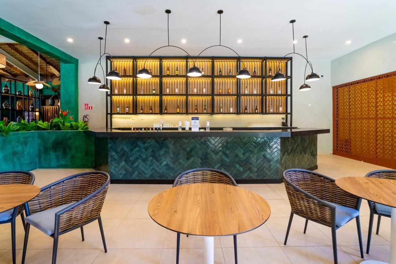 カリブ クラブ プリンセス ビーチ リゾート アンド スパ オール インクルーシブ プンタ・カナ エクステリア 写真 The bar at the clubhouse