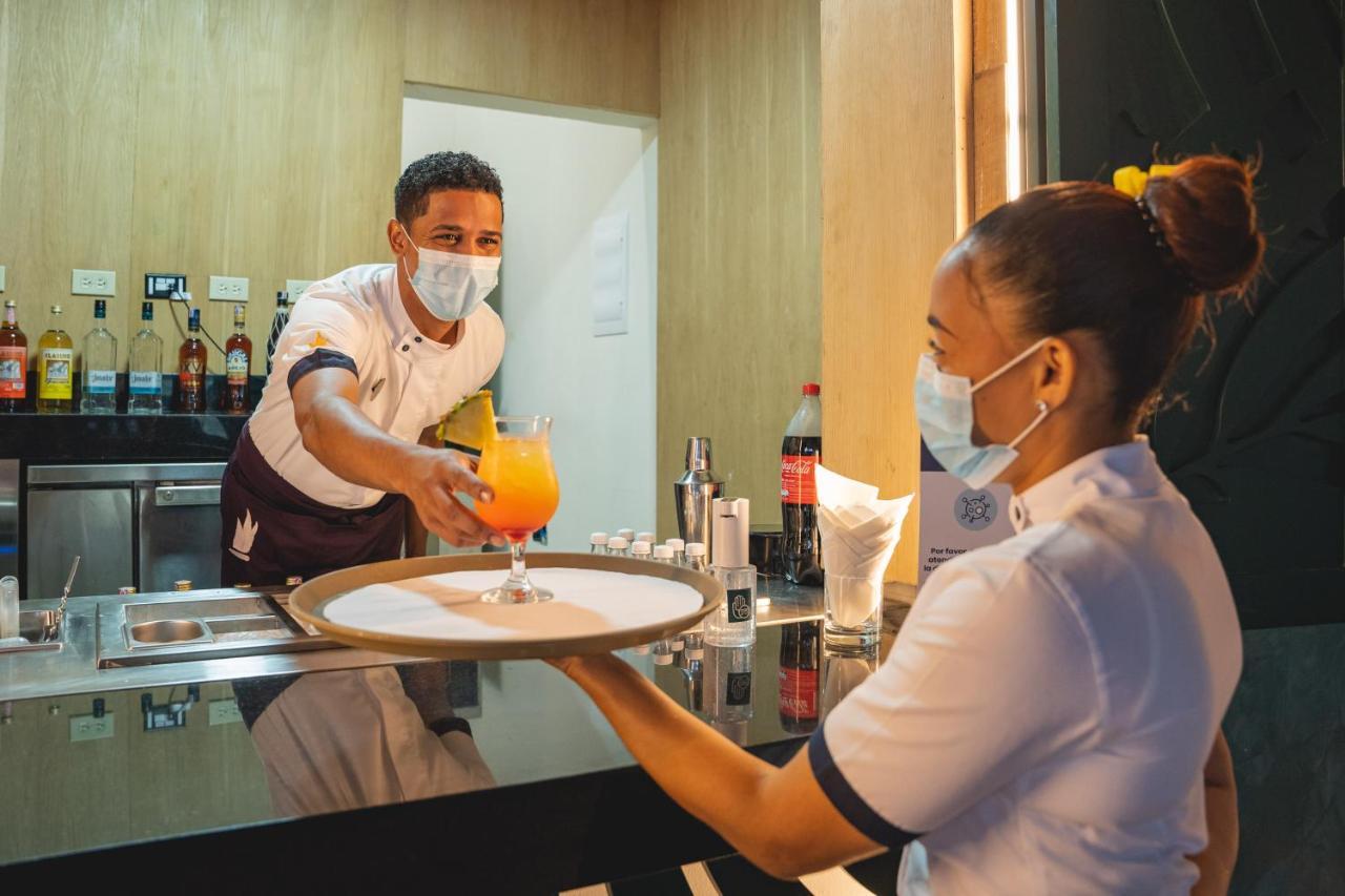 カリブ クラブ プリンセス ビーチ リゾート アンド スパ オール インクルーシブ プンタ・カナ エクステリア 写真 A waiter serving a drink