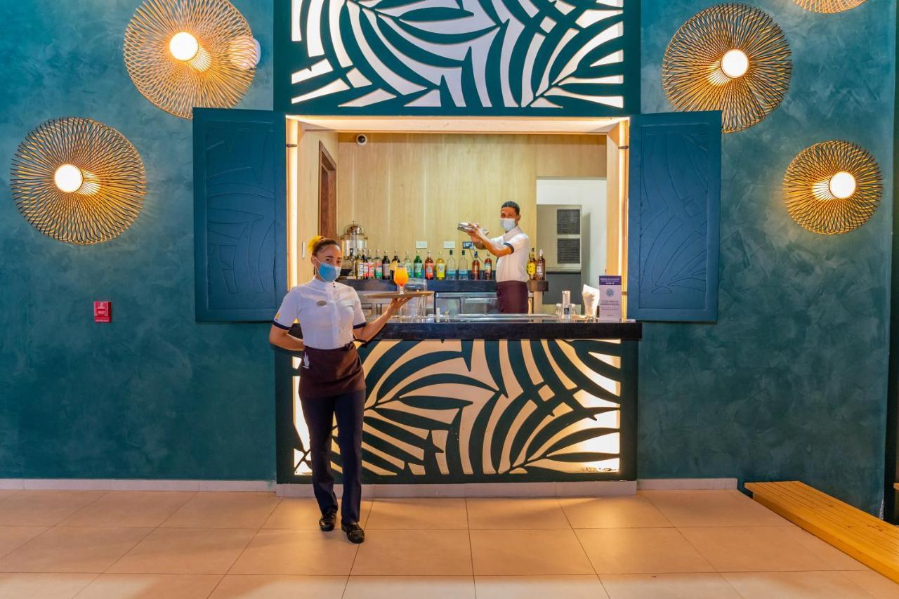 カリブ クラブ プリンセス ビーチ リゾート アンド スパ オール インクルーシブ プンタ・カナ エクステリア 写真 The bar at the lounge