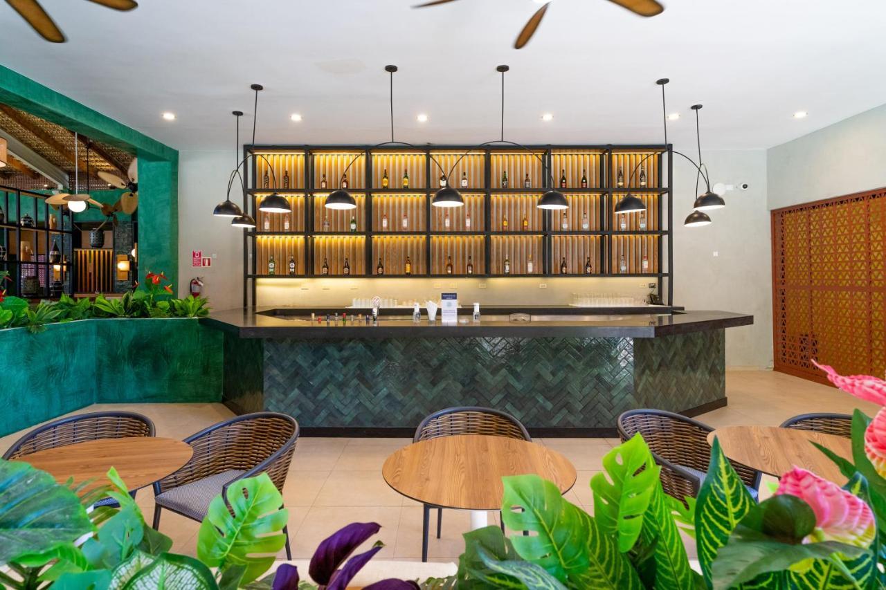 カリブ クラブ プリンセス ビーチ リゾート アンド スパ オール インクルーシブ プンタ・カナ エクステリア 写真 The bar at the hotel