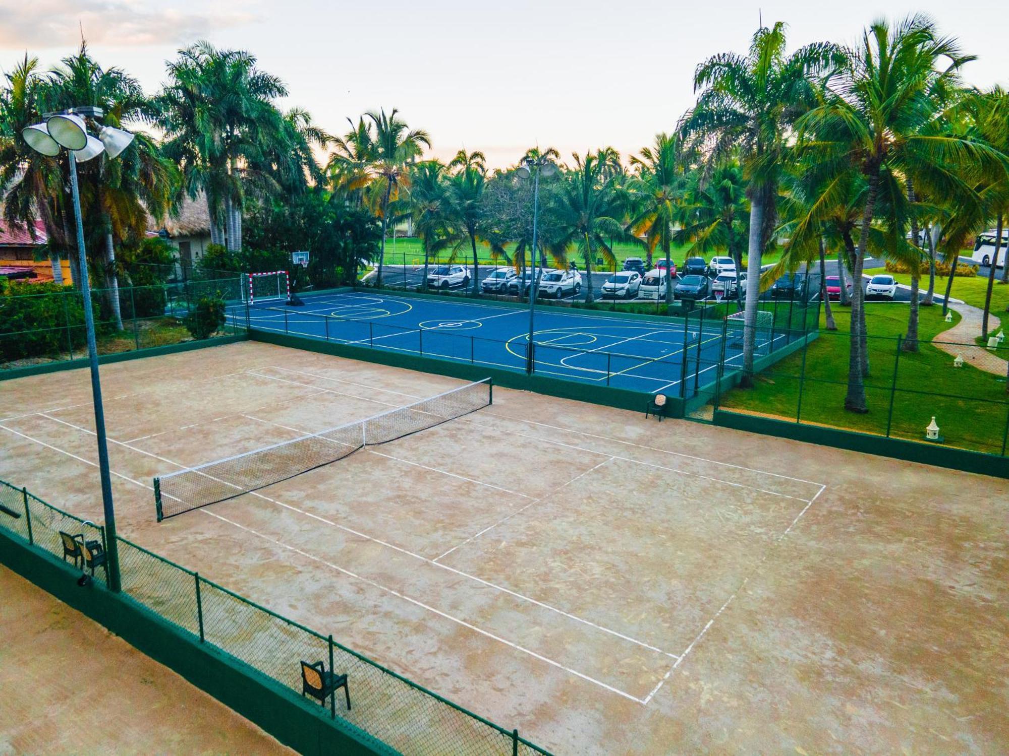 カリブ クラブ プリンセス ビーチ リゾート アンド スパ オール インクルーシブ プンタ・カナ エクステリア 写真 Tennis courts at the Boca Raton Resort